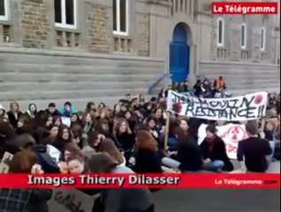 Download Video: Châteaulin (29). 200 lycéens manifestent contre la suppression d'un poste de CPE