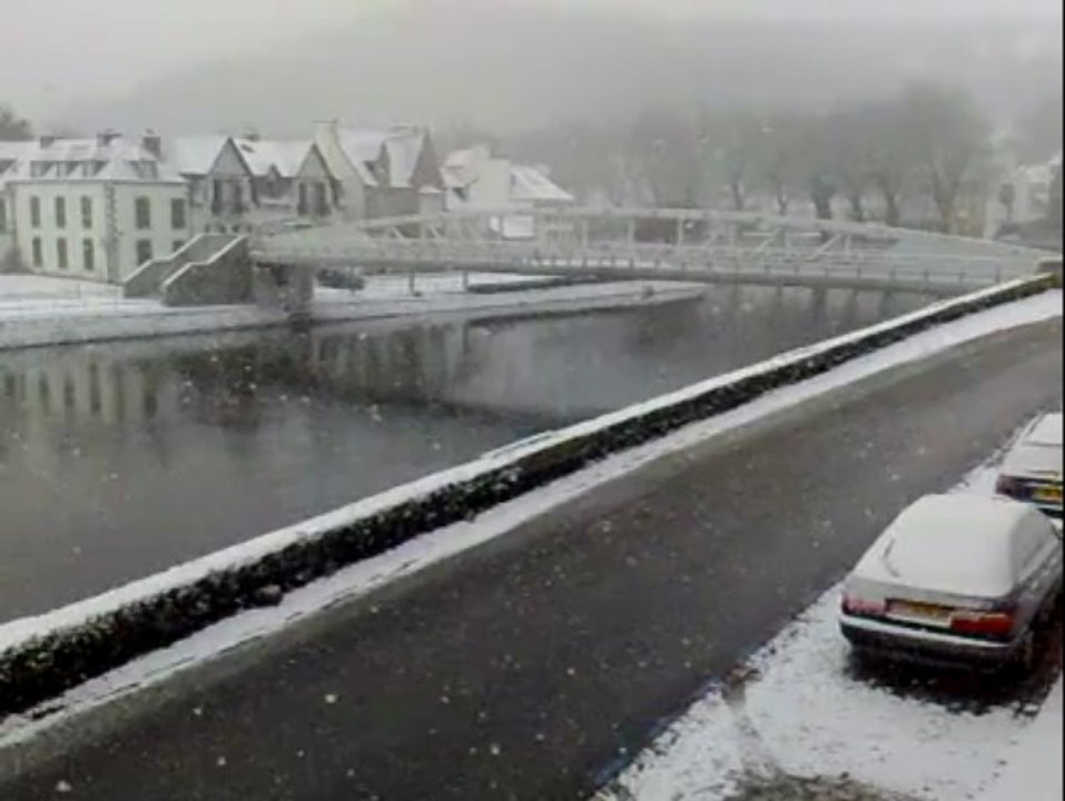 Châteaulin (29). Neige sur les bords de l'Aulne