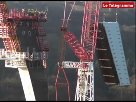 Pont de Térénez (29). Une grue pose 115 tonnes sur un pylône