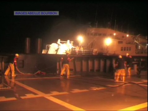 Remorquage du roulier Pentalina B au large d'Ouessant