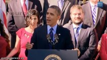 Obama ayuda a una embarazada que se desmayó durante su discurso