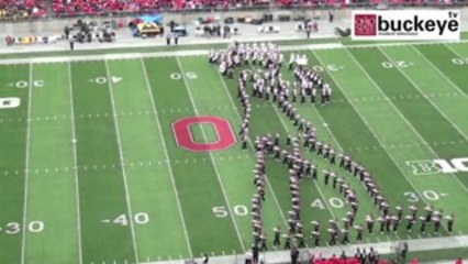 Une fanfare reproduit le "moonwalk" de Michael Jackson lors d'un hommage