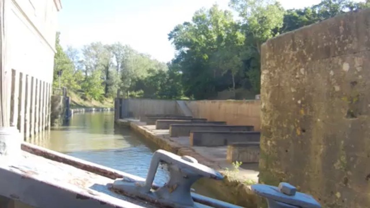Péniche Kay Aco, arrivée à la cale du bassin de radoub du Gailhousty (Sallèle d'Aude)
