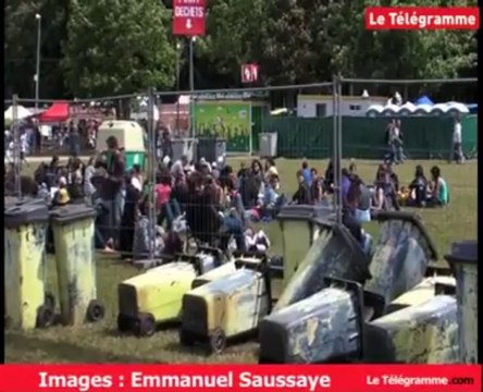 Vieilles Charrues. A H-3, des festivaliers patientent devant les grilles