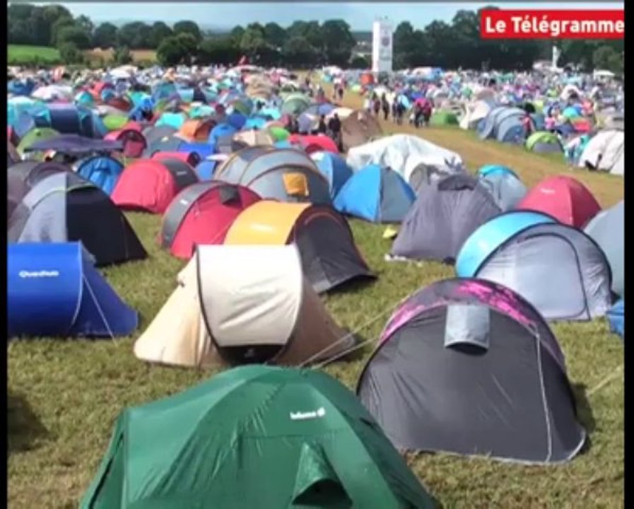 Vieilles Charrues. Vendredi. Réveil au camping entre pluie et éclaircies