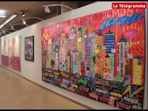 Art Rock 2010. Troy Henriksen pose ses toiles dans l'ex-Monoprix