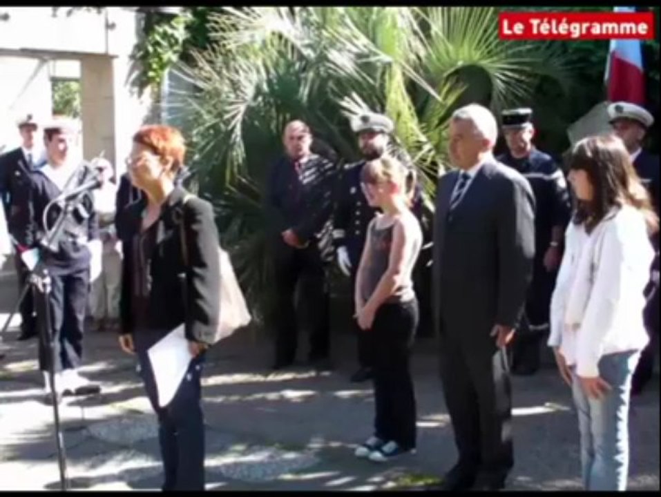 Concarneau (29). Anciens combattants, marins et élèves autour de la stèle