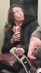 La vieille folle raciste du metro est de retour