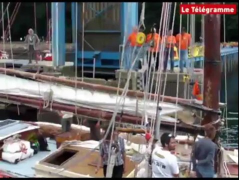 Douarnenez (29). Dans le port avec les bateaux : chaud devant !