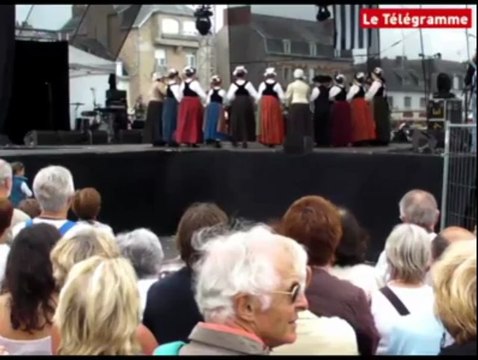 Concarneau (29). Filets Bleus : voiliers, danses et coiffes