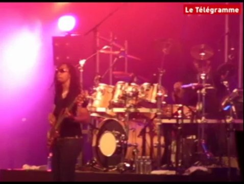 Saint-Nolff (56). Raggasonic et ses supporters bretons