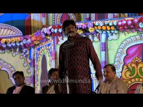 Hasya kavi Anil Agarvansi performing at Lal quila maidan