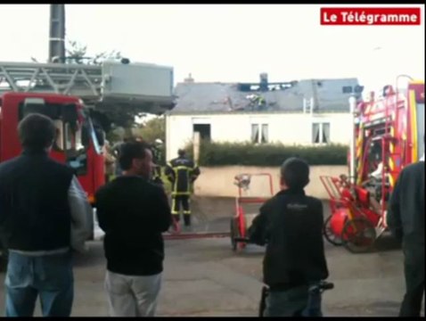 Vannes (56). Un incendie détruit le toit d'un pavillon