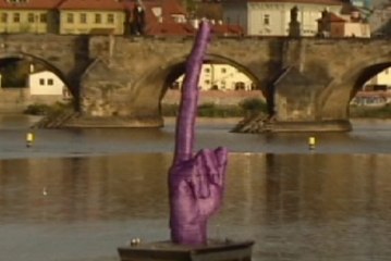 ZAPPING ACTU DU 22/10/2013 - Prague et son doigt d'honneur