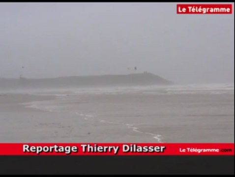 Saint-Nic (29). La houle attire promeneurs et sportifs