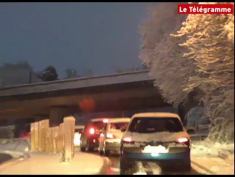 Neige. RN12 : l'aéroport de Trémuson, refuge des poids lourds