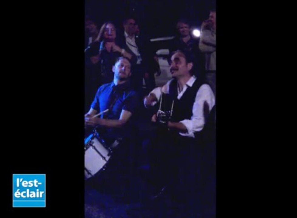 Stephan Eicher termine son concert dans les rues troyennes