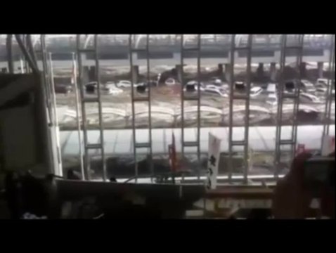 Séisme au Japon : le tsunami vu de l'aéroport de Sendaï