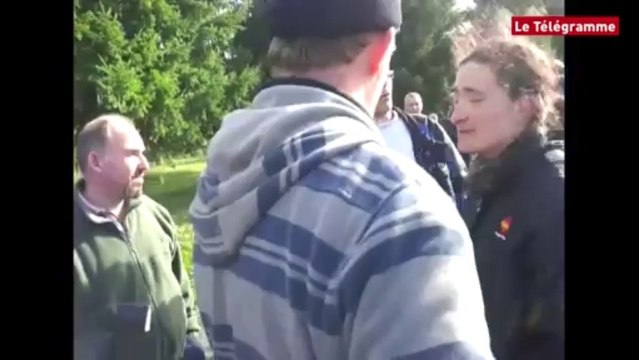 Josselin (56). Les gendarmes permettent à des camions d'entrer chez Gad