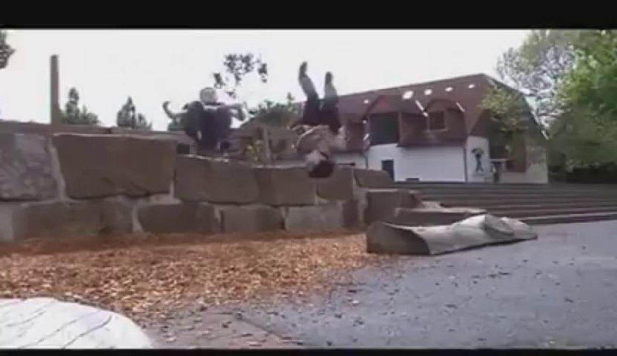 Freerun en duo... les 2 pieds dans la tronche. FAIL