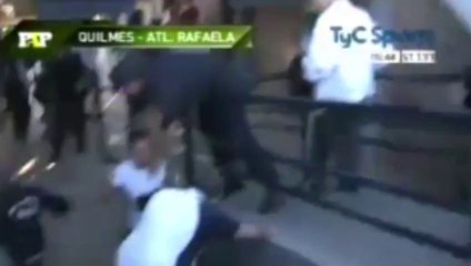 Quand un entraîneur monte en tribunes se battre avec un supporter !