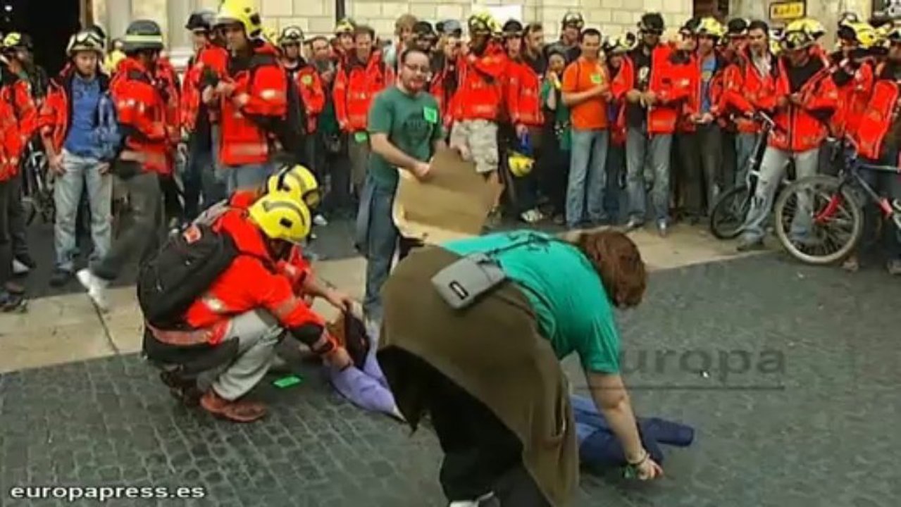 Cerca de 300 Bomberos protestan contra su director general