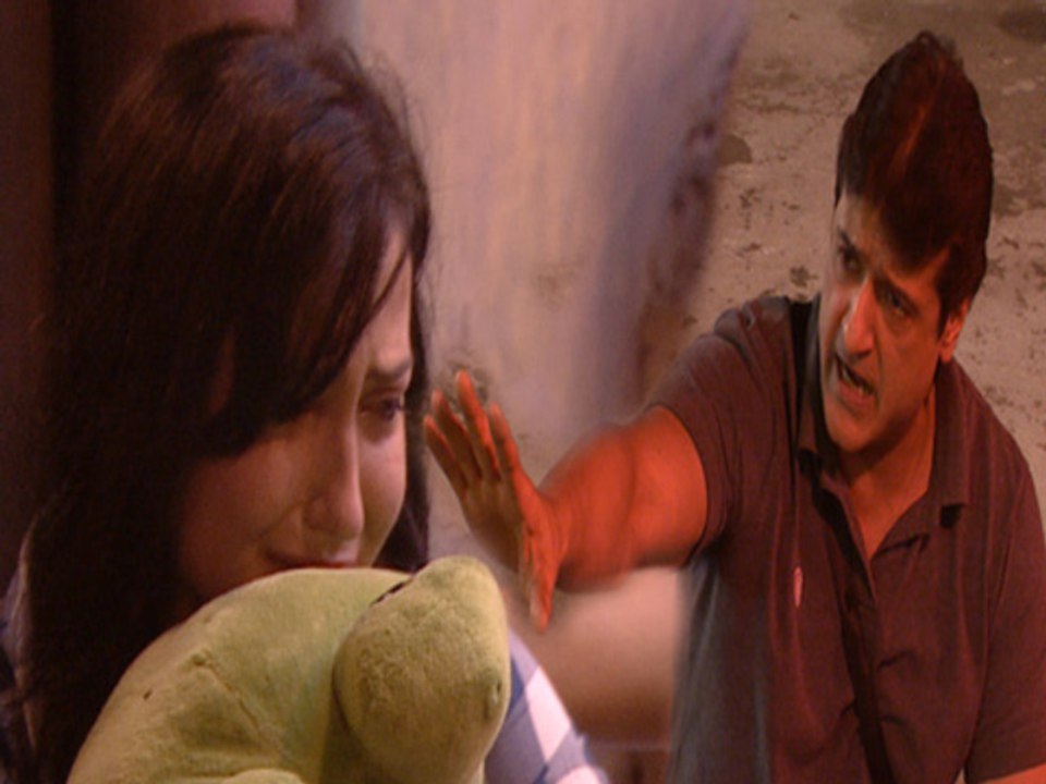 Bigg Boss 7 Armaan Kohli Punches Ellie Avram