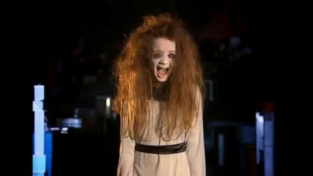 Fille fantôme dans un cimetière - Caméra cachée