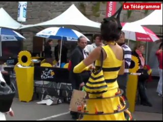 Tour de France. Ambiance décontractée dans le village à Dinan