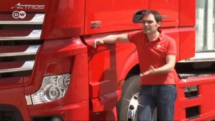 Spot it! David vs Goliath - the Smart meets the Mercedes Actros | Drive it!