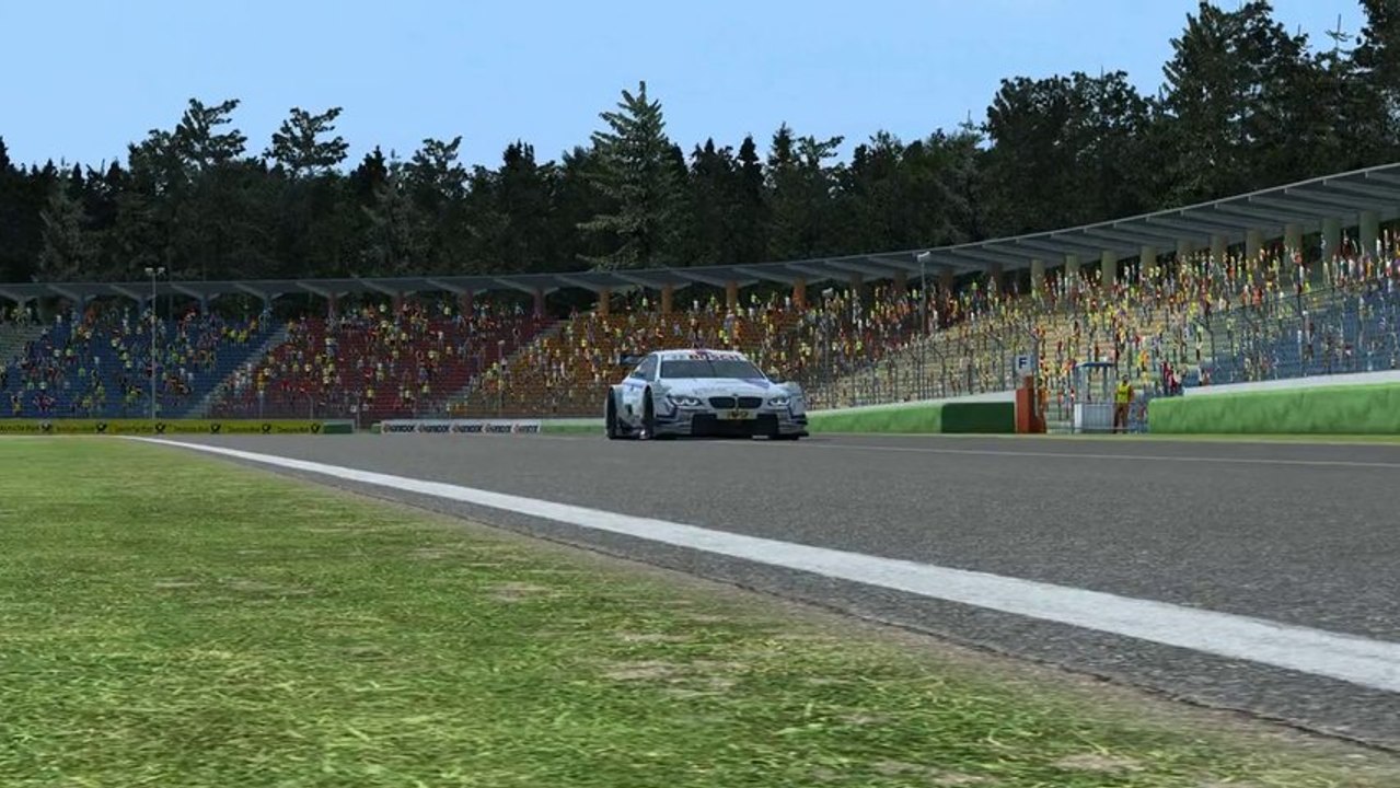 DTM Experience Demo - BMW M3 DTM #15 MARTIN TOMCZYK  - BMW Team RMG (1)