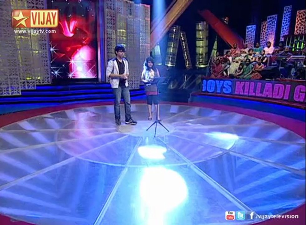 Roshan and Anu sing Putham Puthu Boomi Vendum