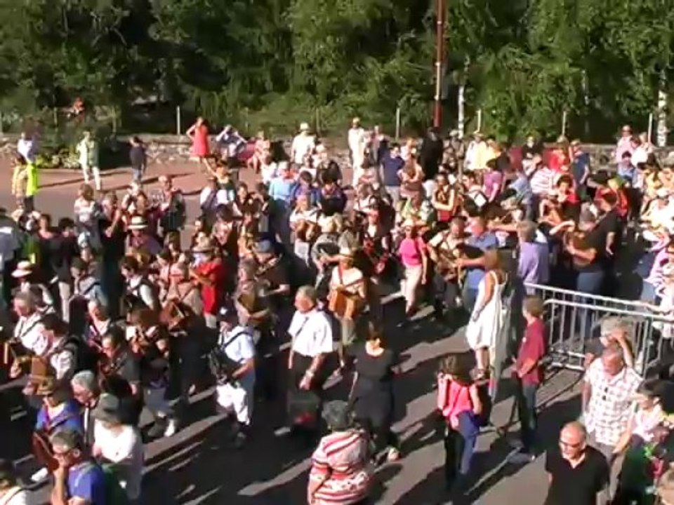 DEFILE DES MUSICIENS A LA FETE DE L'ACCORDEON A LUZY