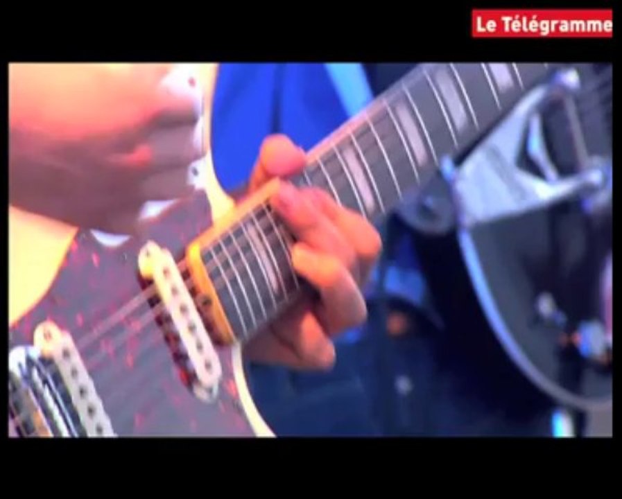 Vieilles Charrues. Les images du concert de Two Door Cinema Club