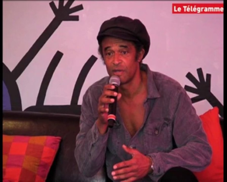 Vieilles Charrues. Noah : "Noir en France, blanc en Afrique"