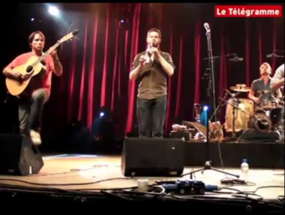 Vieilles Charrues. Fest-noz sous le chapiteau