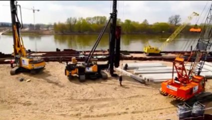 Instalacja pali pod centralną podporę mostu na Wiśle w Toruniu.