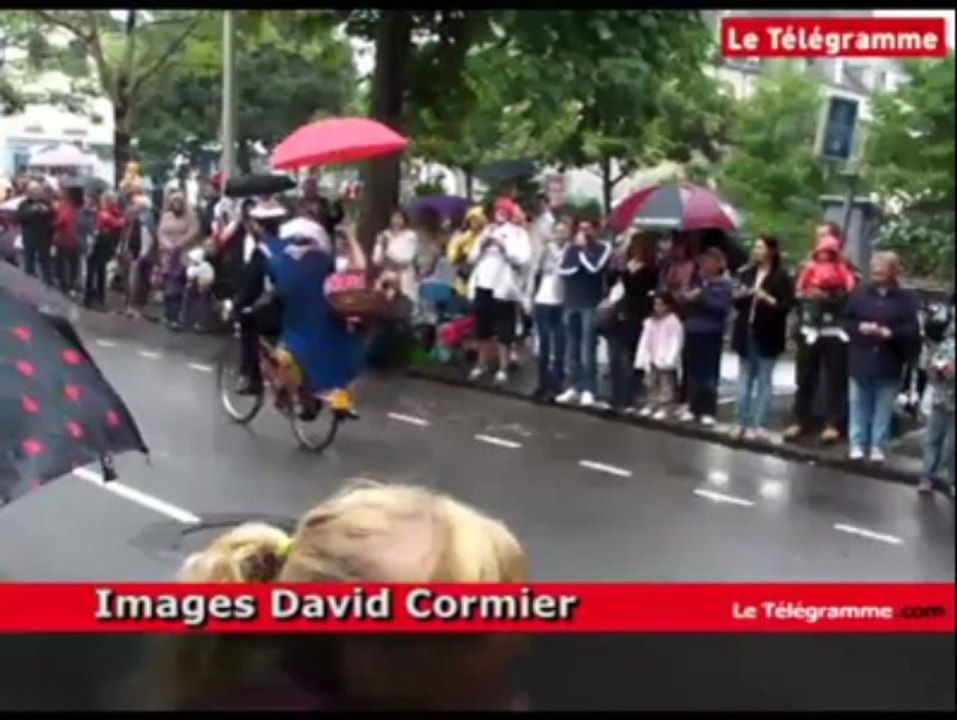 Quimper. Le défilé du festival de Cornouaille sous le crachin