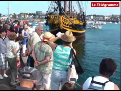 Entre Terre et Mer. La foule pour saluer les navires à Roscoff