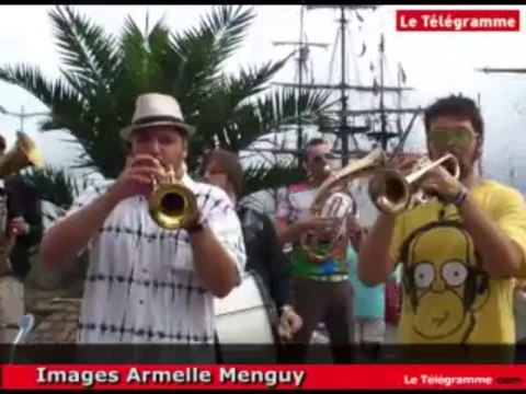 Paimpol. Débuts en fanfare au festival du Chant de marin
