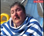 Plage du Val André. Un bain de mer pour deux Pléneuviens handicapés