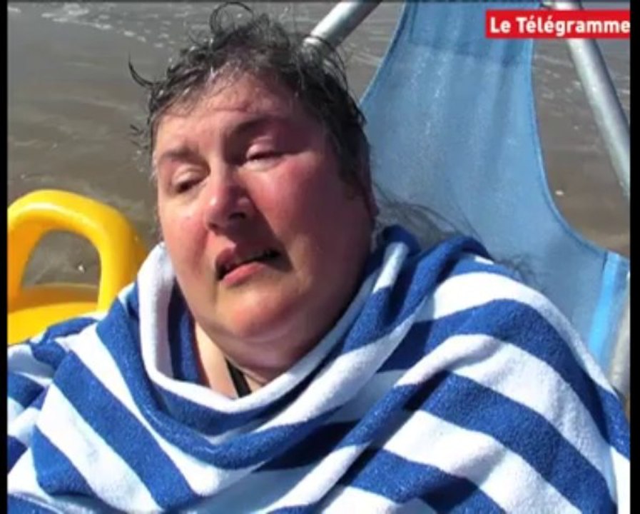 Plage du Val André. Un bain de mer pour deux Pléneuviens handicapés