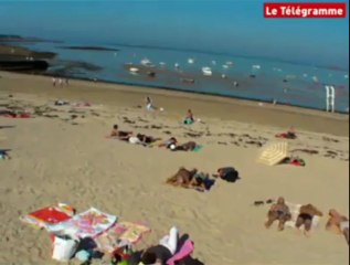 Carantec (29). Un début octobre estival plage du Kelenn