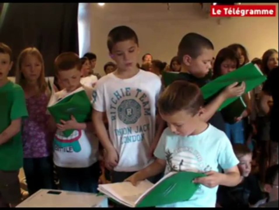 Paimpol (22). Des écoliers chantent Brassens