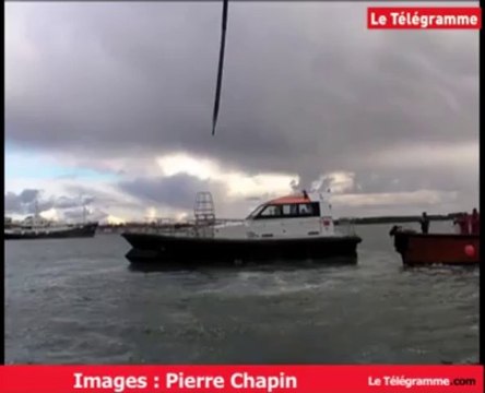Lorient. Le bateau fait un 360