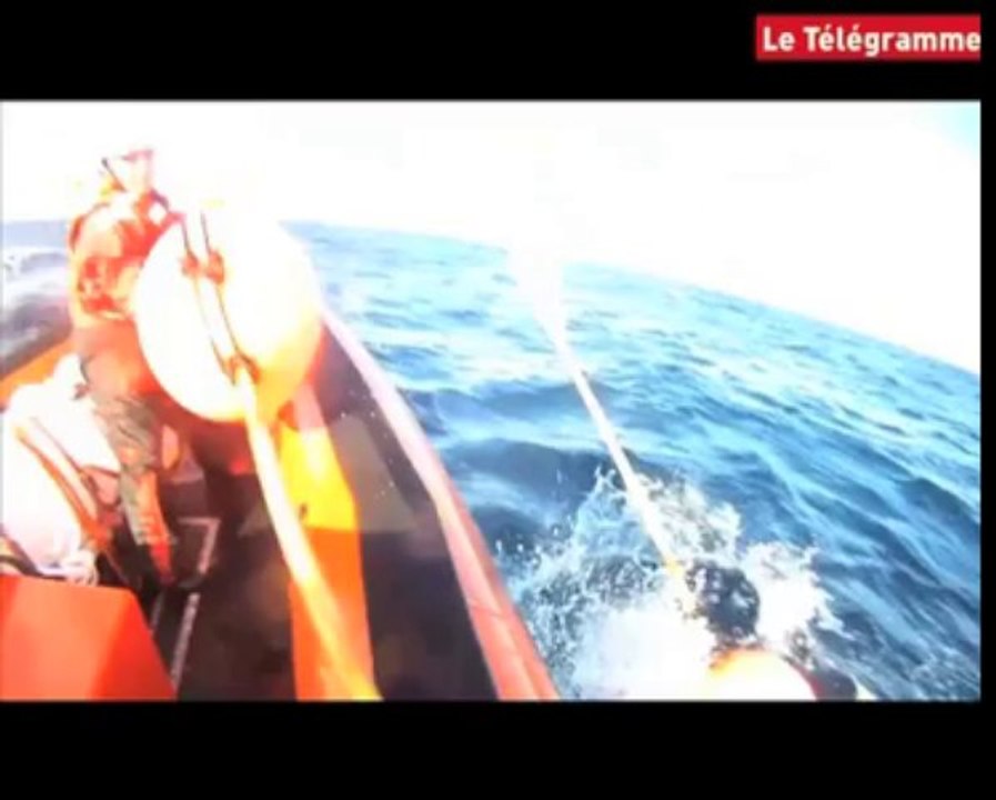 Mer d'Irlande. Des militants Greenpeace barrent la route d'un chalutier