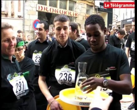 Samain : chaude ambiance pour la course des garçons de café.