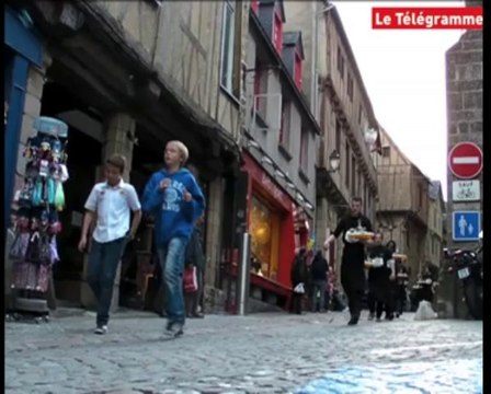 Samain : la course des garçons de café fait un tabac en ville