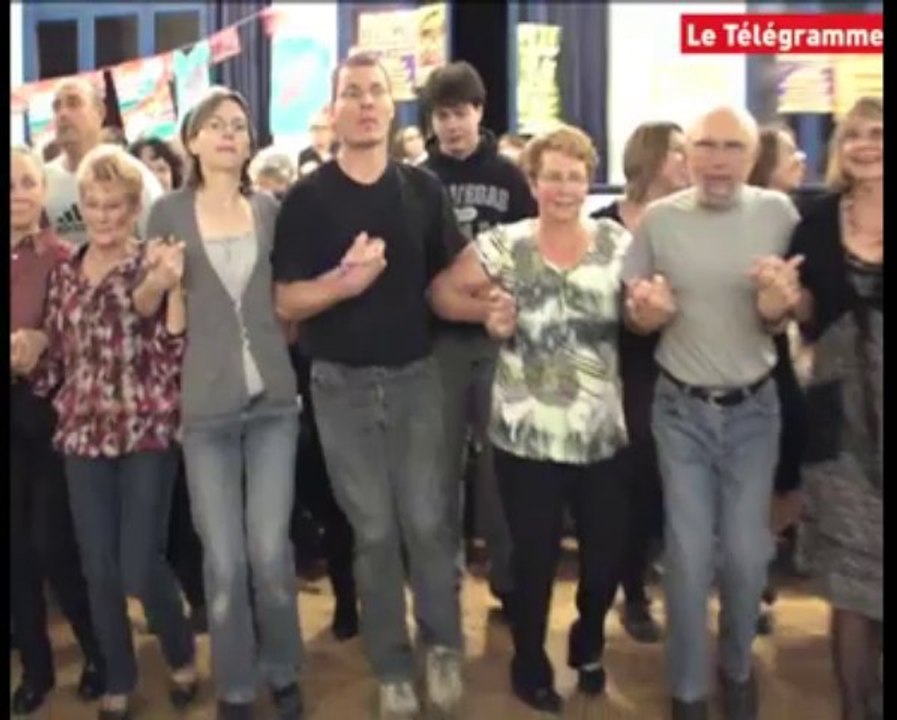 Paimpol : salle comble au fest-noz de la Toussaint