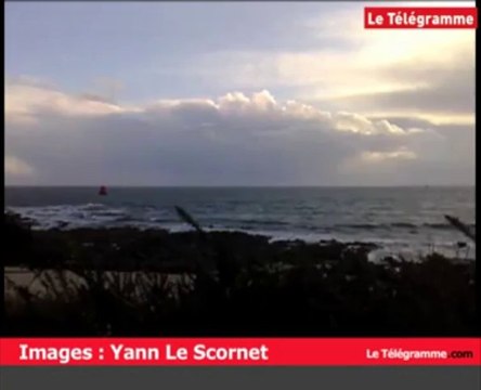 Locmariaquer (56). La pointe de Kerpenhir balayée par des rafales de vent